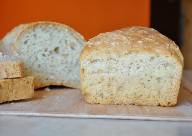 Fotografia przedstawiająca chleb domowy