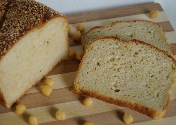 Fotografia przedstawiająca Chleb drożdżowy z ciecierzycą