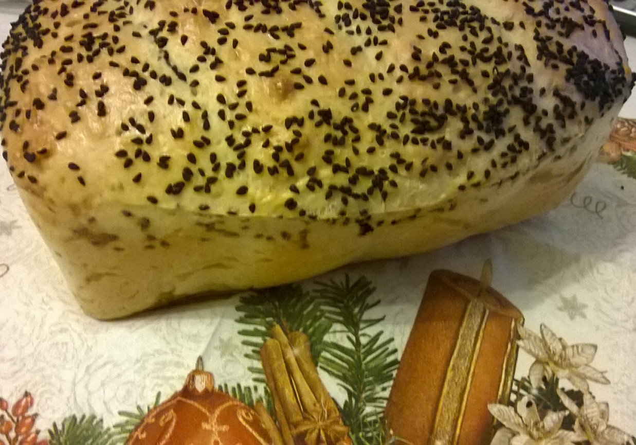 Chleb drożdżowy z czarnuszką foto