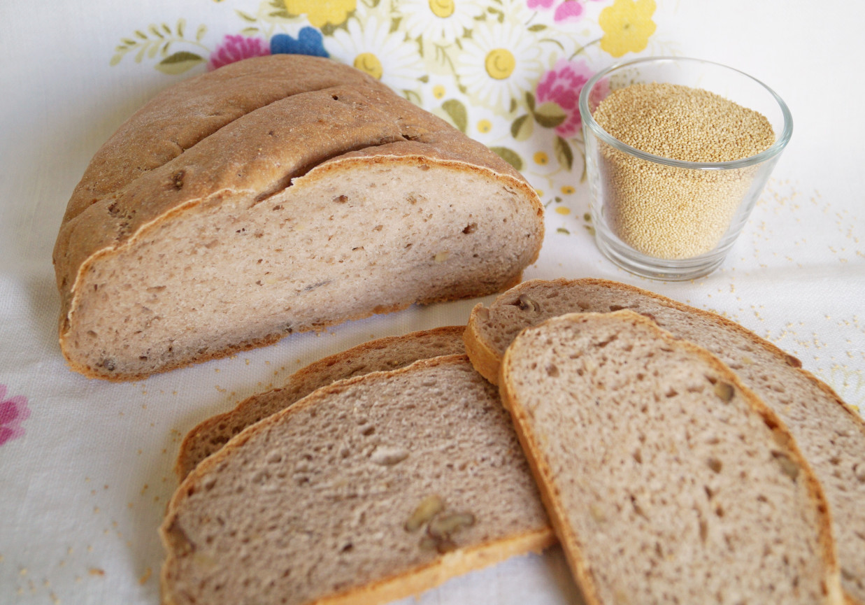 Chleb drożdżowy z mąką amarantusową i orzechami foto