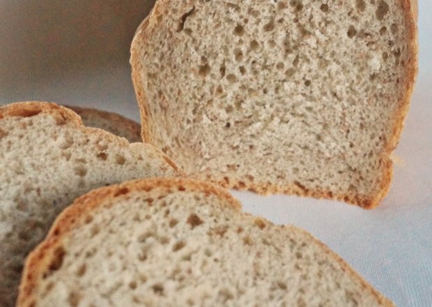 Fotografia przedstawiająca Chleb drożdżowy z ostropestem i otrębami