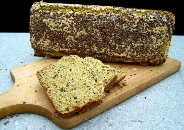 Fotografia przedstawiająca chleb gryczano kukurydziany (bezglutenowy na zakwasie)