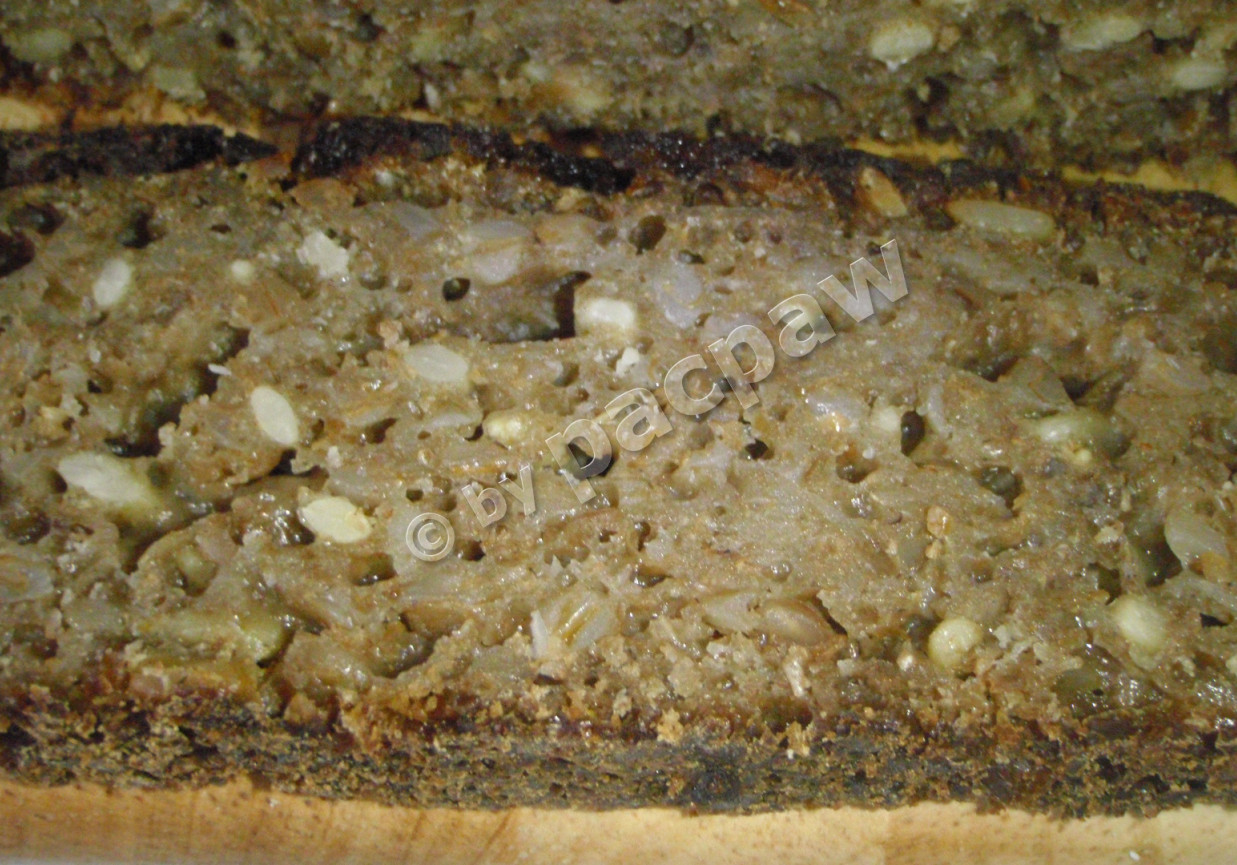 Chleb gryczany z miodem na żytnim zakwasie foto