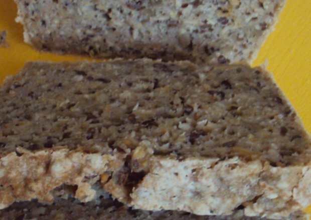 Fotografia przedstawiająca Chleb gryczany z ziarnami