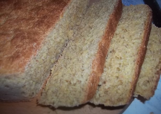 Fotografia przedstawiająca Chleb kukurydziano-pszenno-razowy