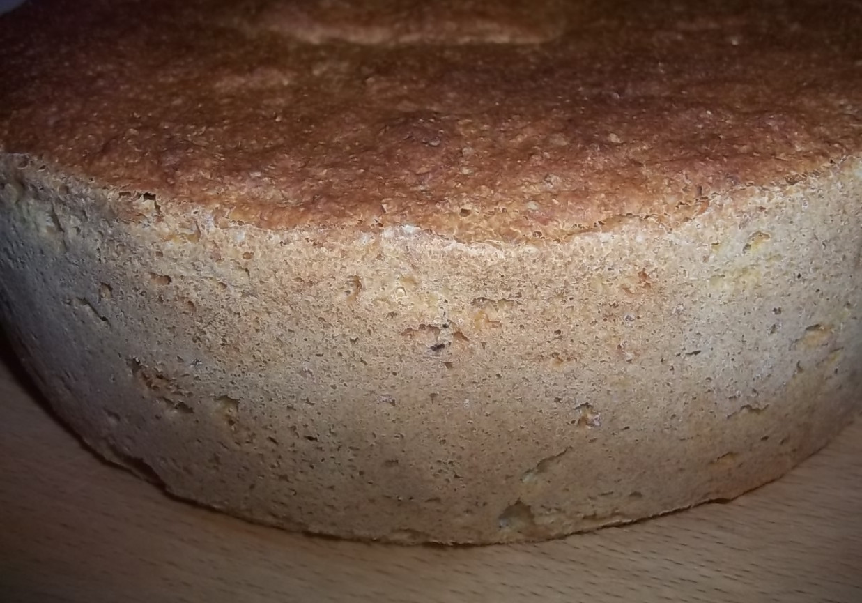 Chleb kukurydziano-pszenno-razowy foto