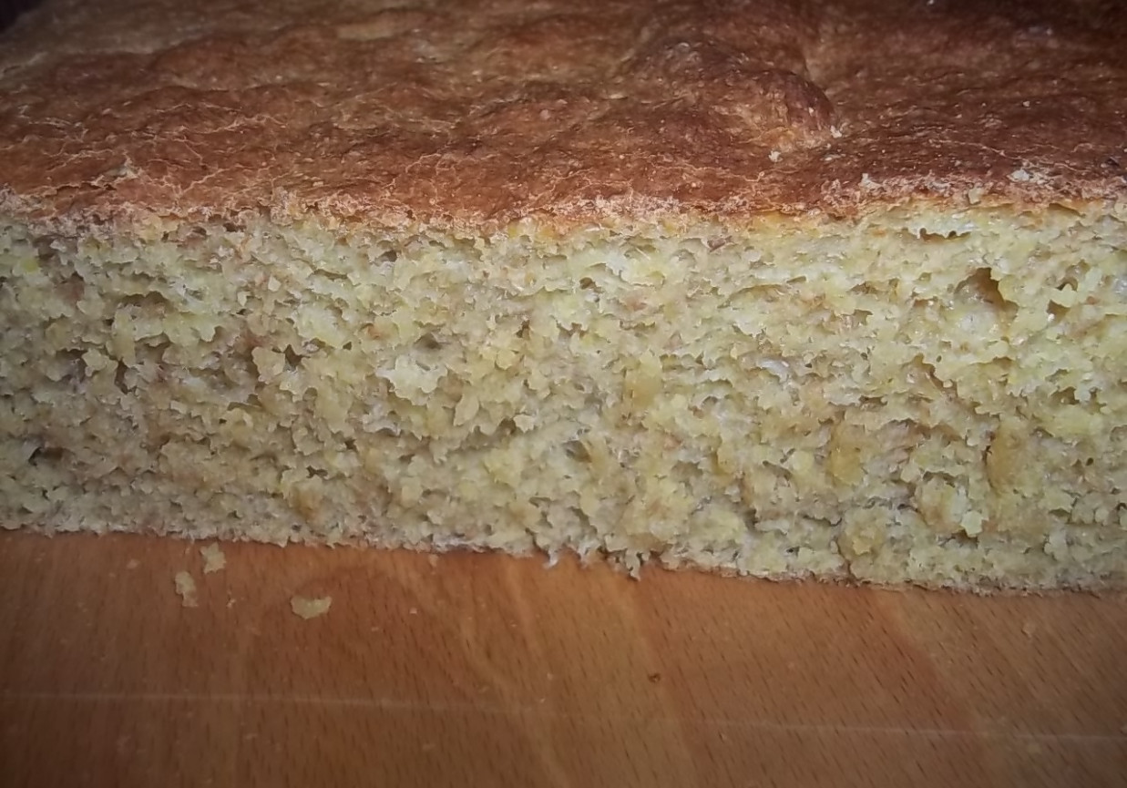 Chleb kukurydziano-pszenno-razowy foto