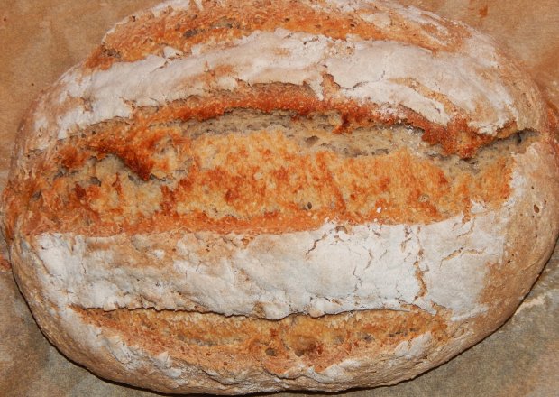 Fotografia przedstawiająca Chleb mieszany na zakwasie - z miodem i mąką owsianą