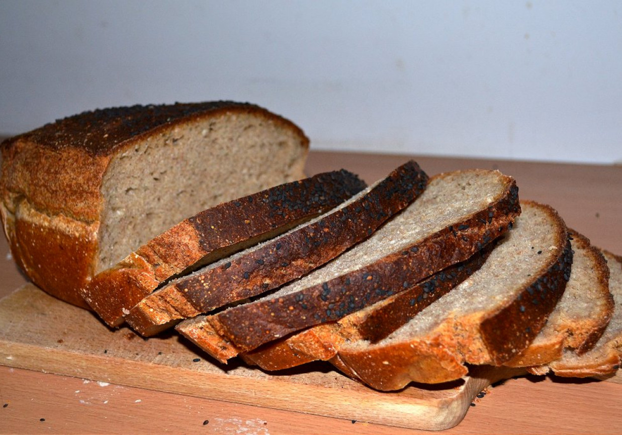 Chleb mieszany na zakwasie żytnim z maślanką foto