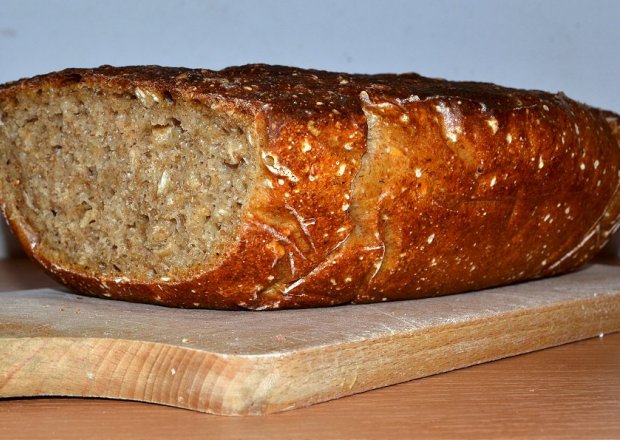 Fotografia przedstawiająca Chleb mieszany na zakwasie żytnim z płatkami owsianymi