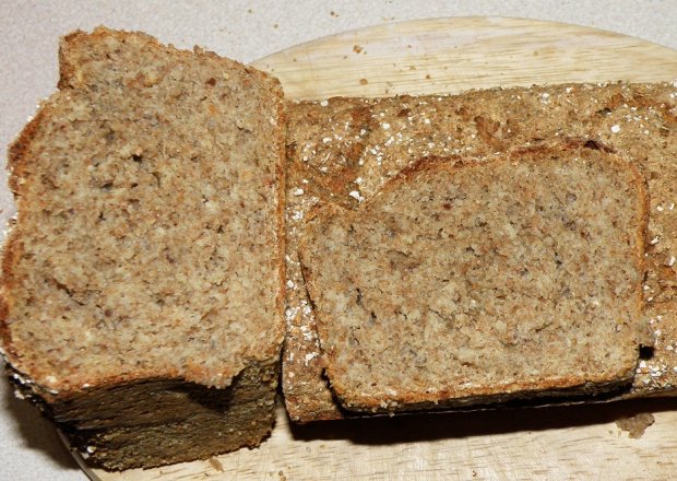 Fotografia przedstawiająca Chleb mieszany z lnem i płatkami owsianymi - na drożdżach