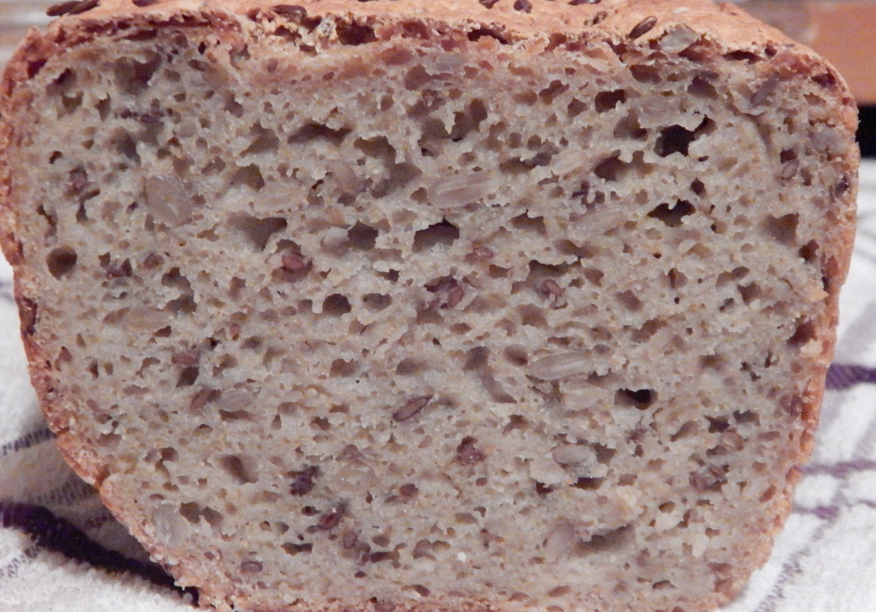 Chleb mieszany z ziarenkami - bezglutenowy foto