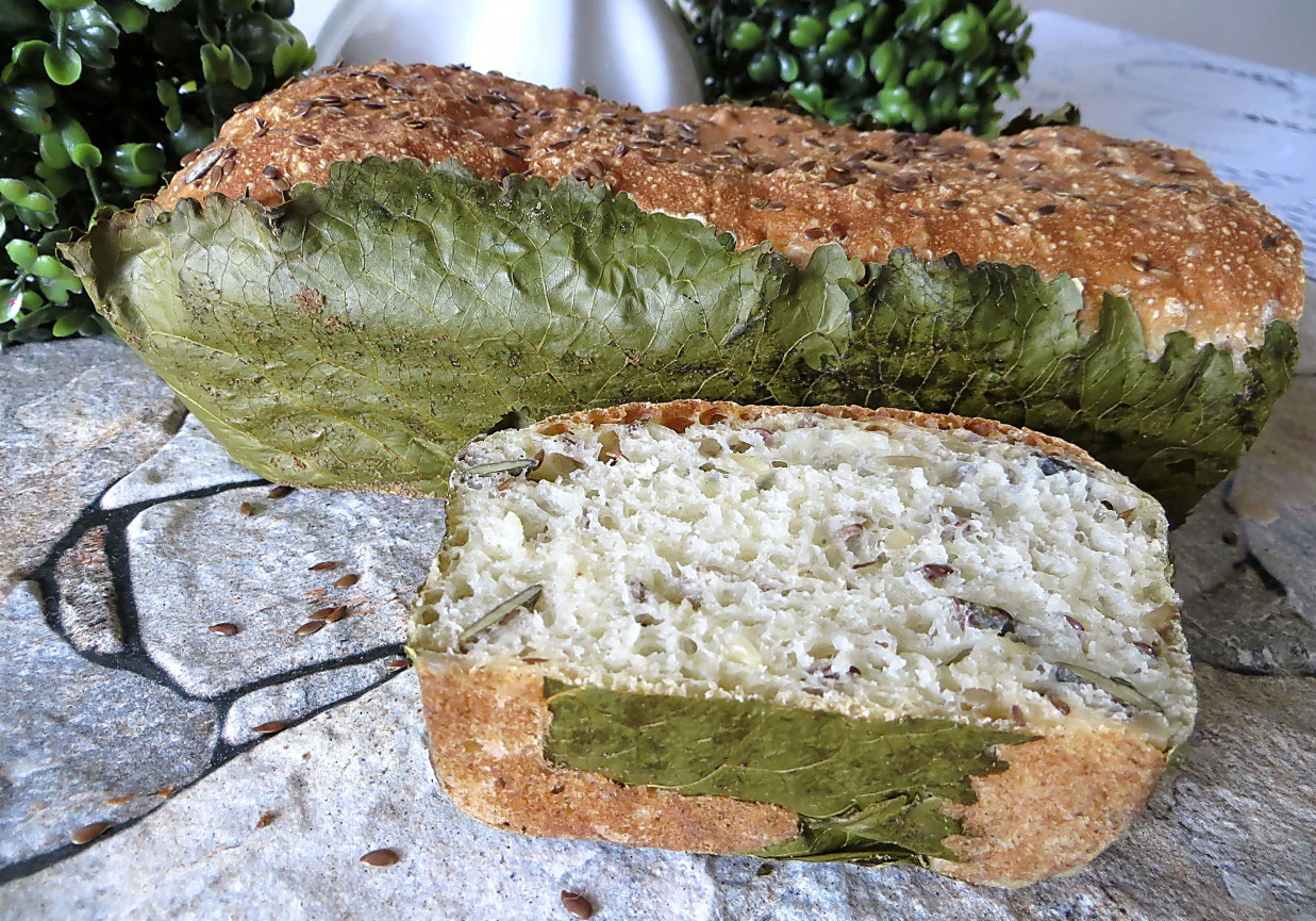 Chleb na liściach chrzanu foto