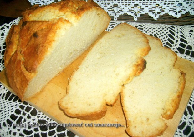 Fotografia przedstawiająca chleb na maślance...