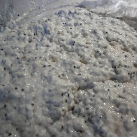 Krok 10 - Chleb na piwie z naturalnym miodem, prażonym słonecznikiem i czarnym sezamem. foto