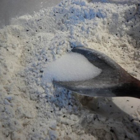 Krok 6 - Chleb na piwie z naturalnym miodem, prażonym słonecznikiem i czarnym sezamem. foto