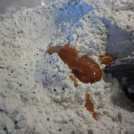 Krok 7 - Chleb na piwie z naturalnym miodem, prażonym słonecznikiem i czarnym sezamem. foto