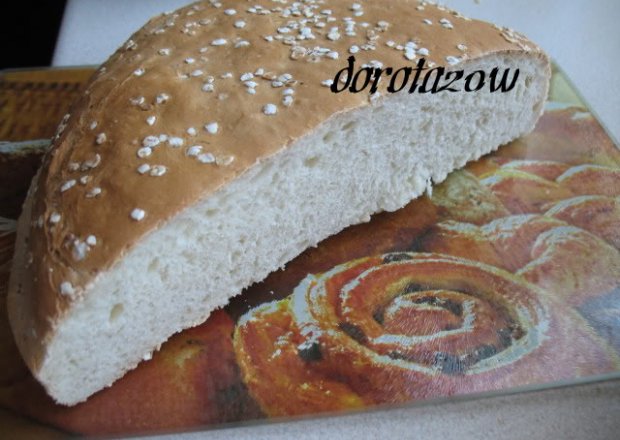 Fotografia przedstawiająca Chleb na serwatce z płatkami jęczmiennymi
