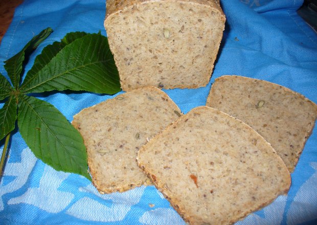 Fotografia przedstawiająca Chleb  na zakwasie z dodatkiem nasion chia