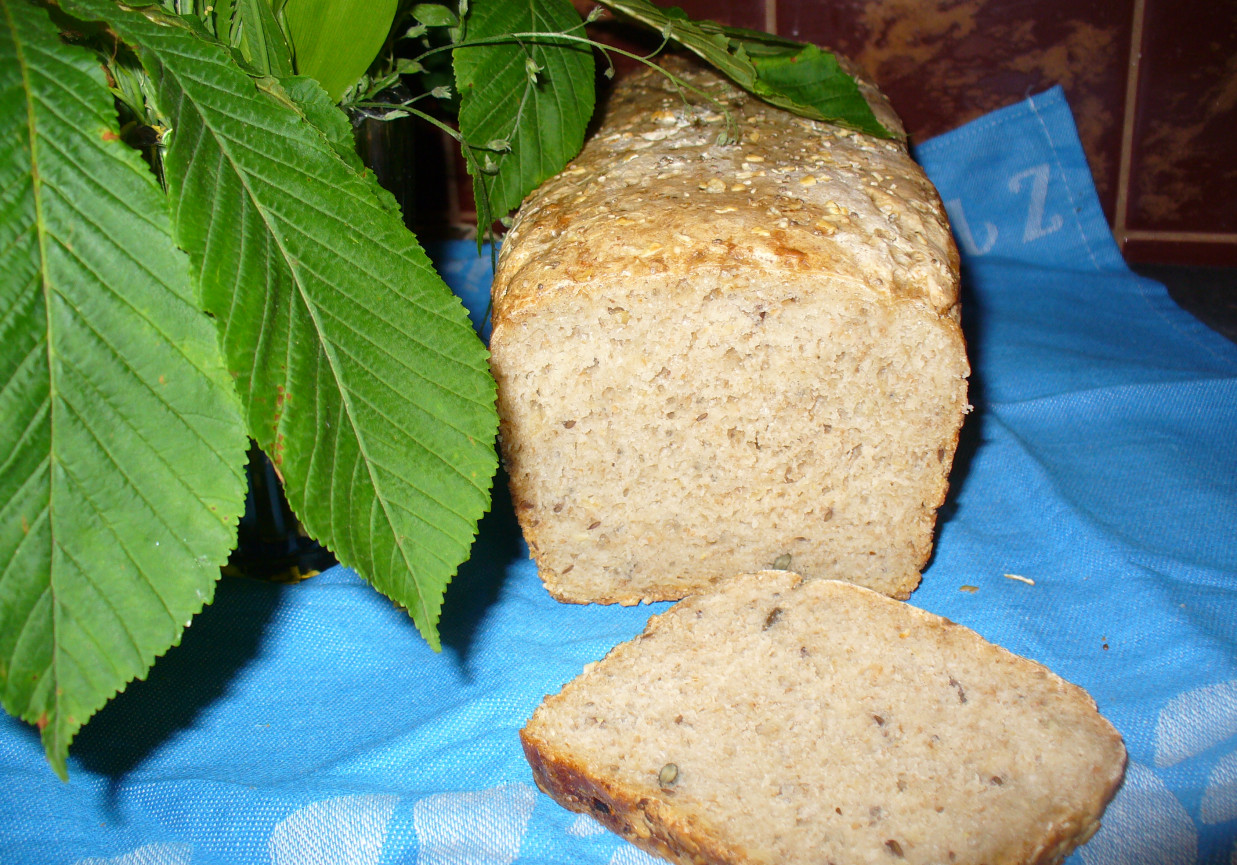 Chleb  na zakwasie z dodatkiem nasion chia foto