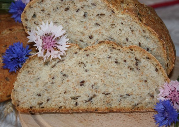 Fotografia przedstawiająca Chleb na zakwasie z lnem i otrębami