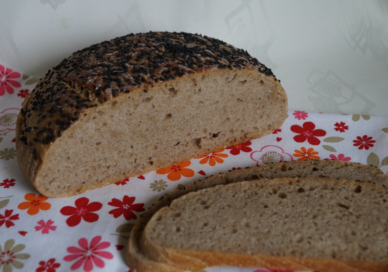 Chleb na zakwasie z mąką jęczmienną foto