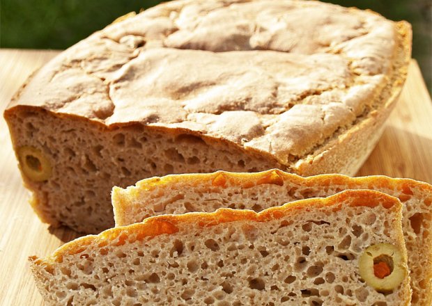 Fotografia przedstawiająca Chleb na zakwasie z oliwkami
