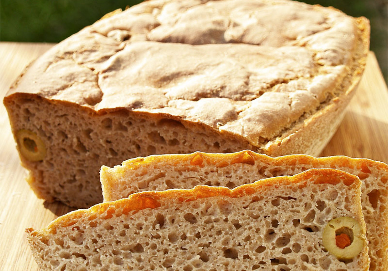 Chleb na zakwasie z oliwkami foto