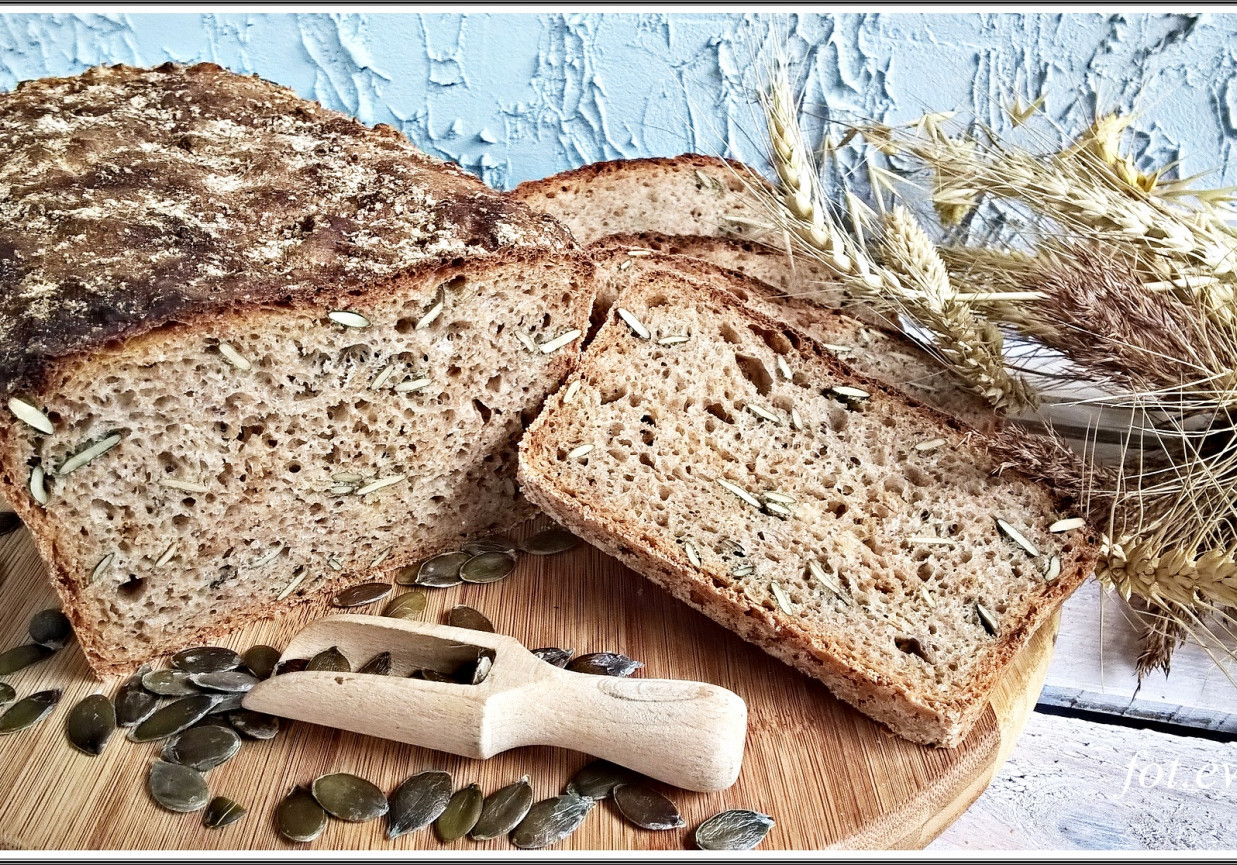Chleb na zakwasie z pestkami dyni i prażoną cebulką Zewy foto