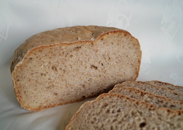 Fotografia przedstawiająca Chleb na zakwasie z prażonymi płatkami owsianymi