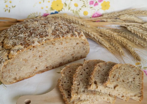 Fotografia przedstawiająca Chleb na zakwasie z ziarnami pszenicy