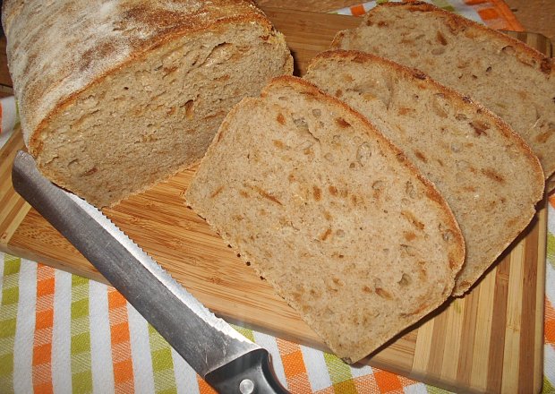 Fotografia przedstawiająca Chleb na zakwasie ze smażoną cebulką
