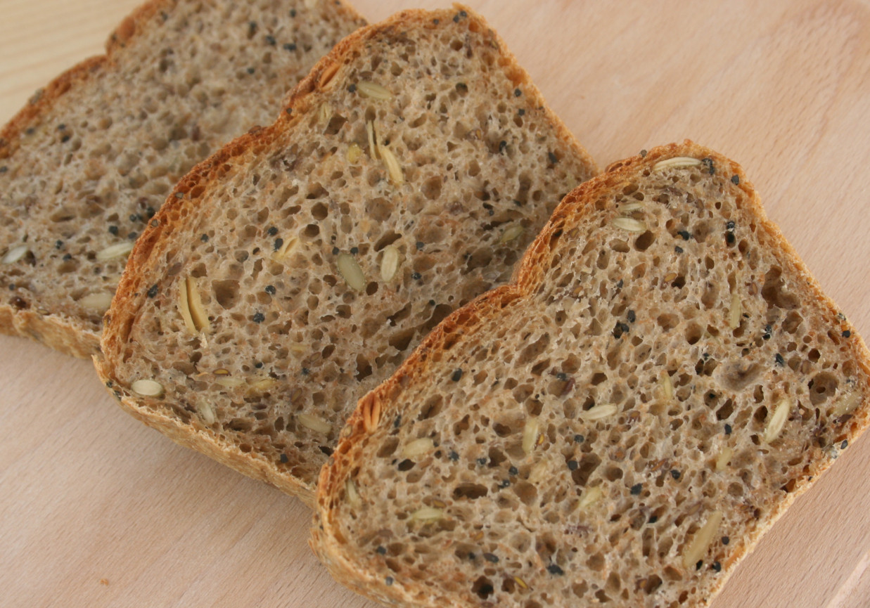 Chleb na zakwasie żytnim z ziarnami i czarnuszką foto