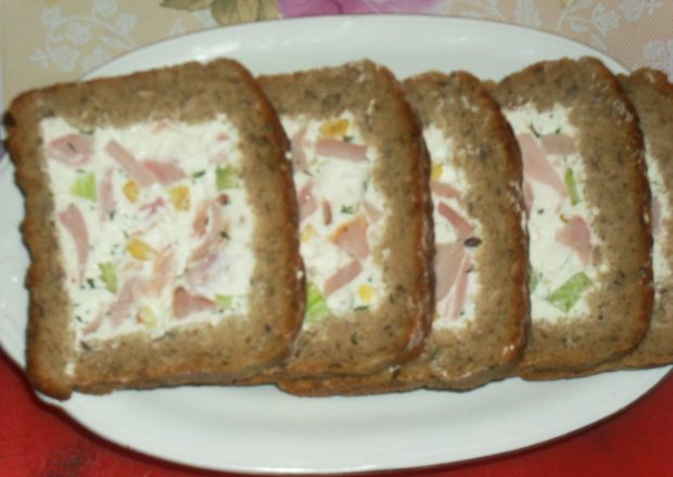 Fotografia przedstawiająca chleb nadziewany