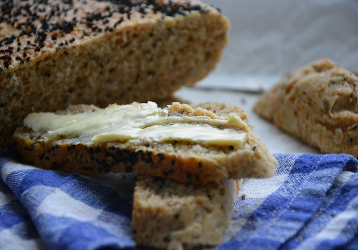 Chleb nocny pszenno-żytni z czarnuszką i kminkiem foto