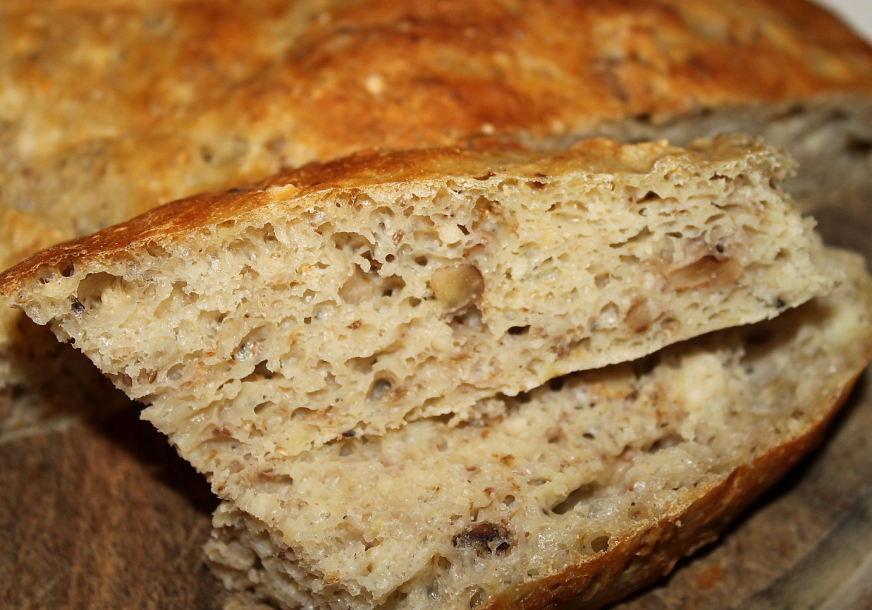 Chleb orkiszowo-ziemniaczany z orzechami foto