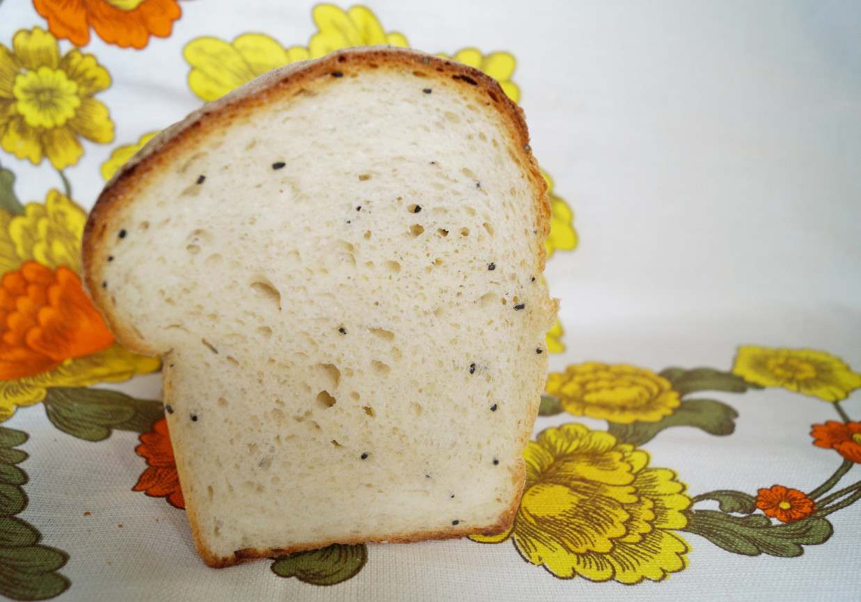 Chleb orkiszowy z czarnuszką foto