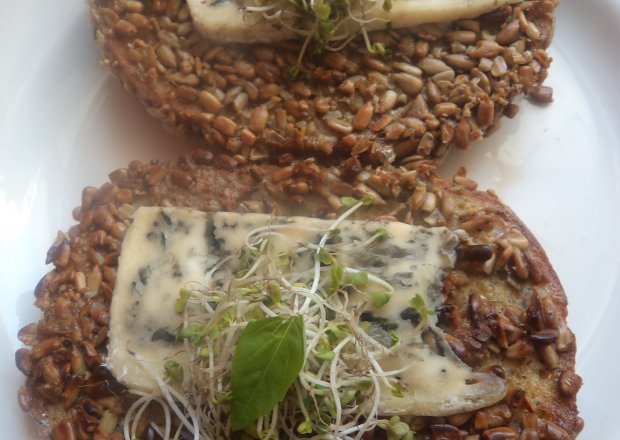 Fotografia przedstawiająca Chleb panierowany w ziarnach słonecznika- zaserwowany z serem z niebieską pleśnią :)