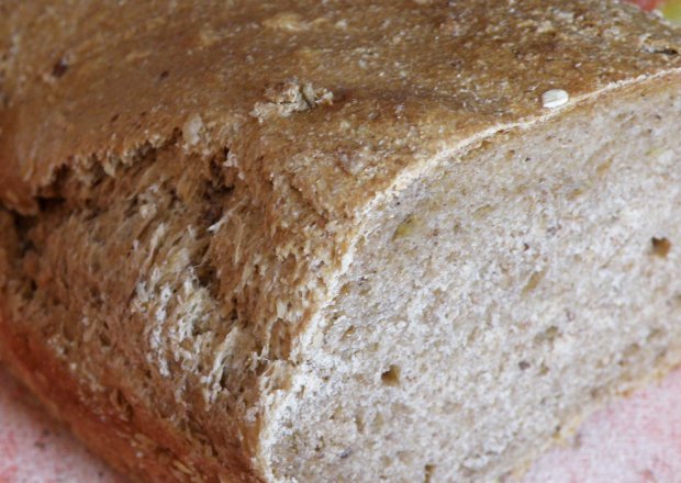 Fotografia przedstawiająca Chleb pełnoziarnisty pszenno-żytni na zakwasie i drożdżach