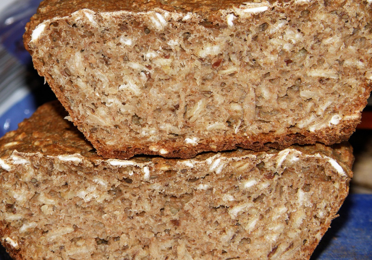 Chleb pełnoziarnisty z kefirem i płatkami owsianymi foto