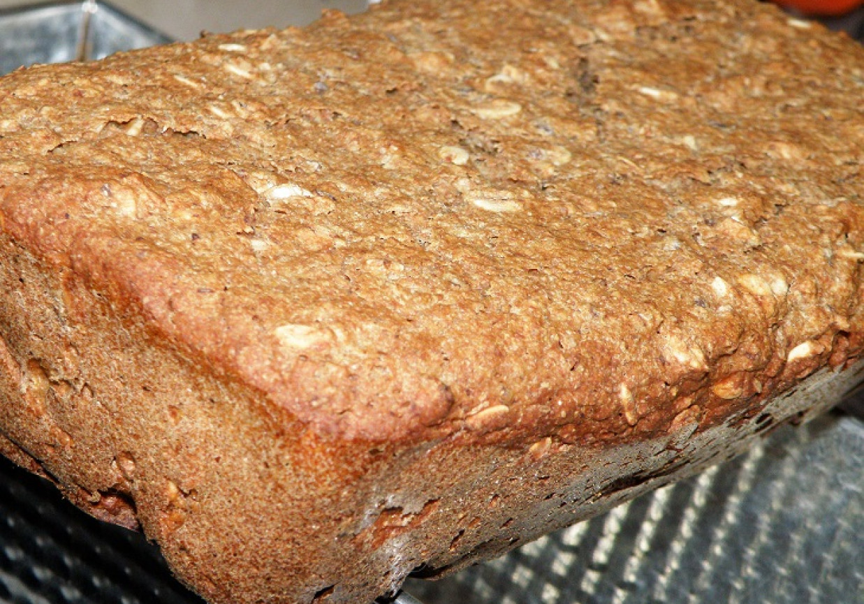 Chleb pełnoziarnisty z kefirem i płatkami owsianymi foto