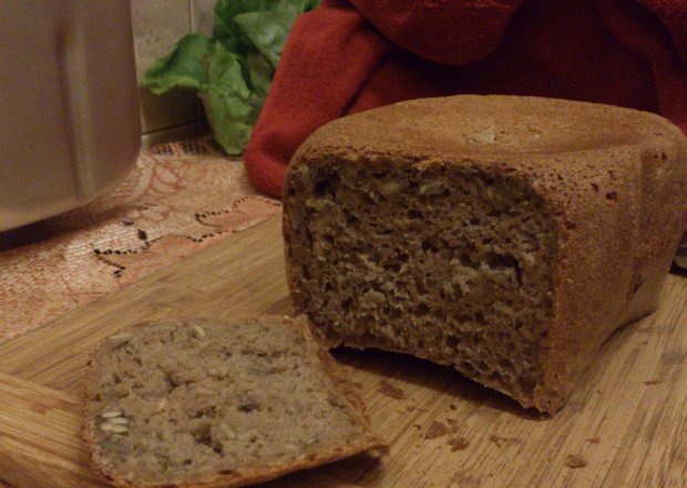 Fotografia przedstawiająca Chleb pełnoziarnisty z maszynki do wypieku chleba