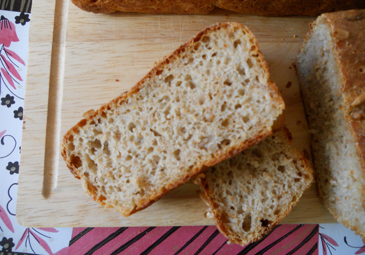 Chleb pieczony dodatkiem czerstwego chleba foto