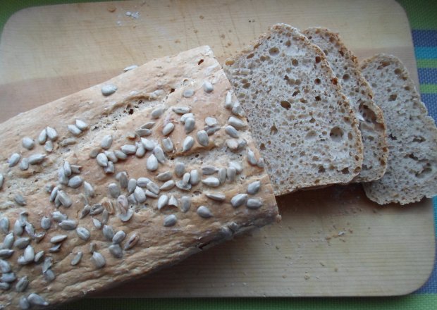 Fotografia przedstawiająca Chleb pszenno- orkiszowy na zakwasie