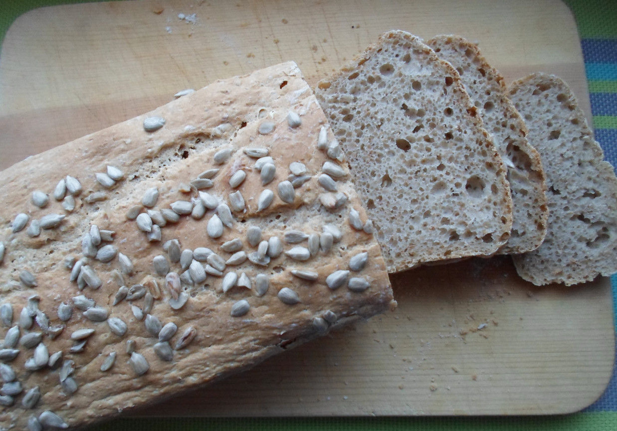Chleb pszenno- orkiszowy na zakwasie foto