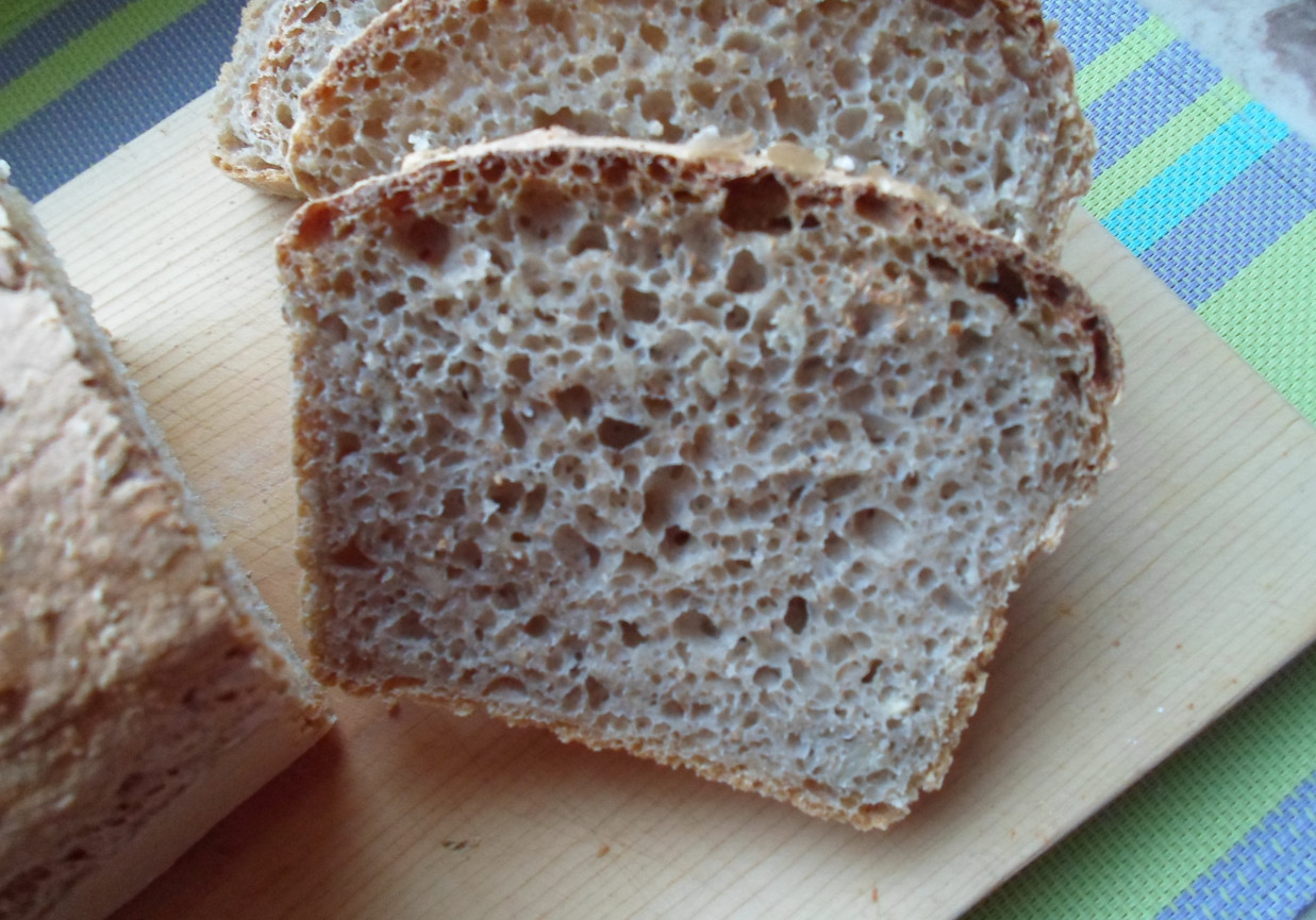 Chleb pszenno- orkiszowy na zakwasie foto