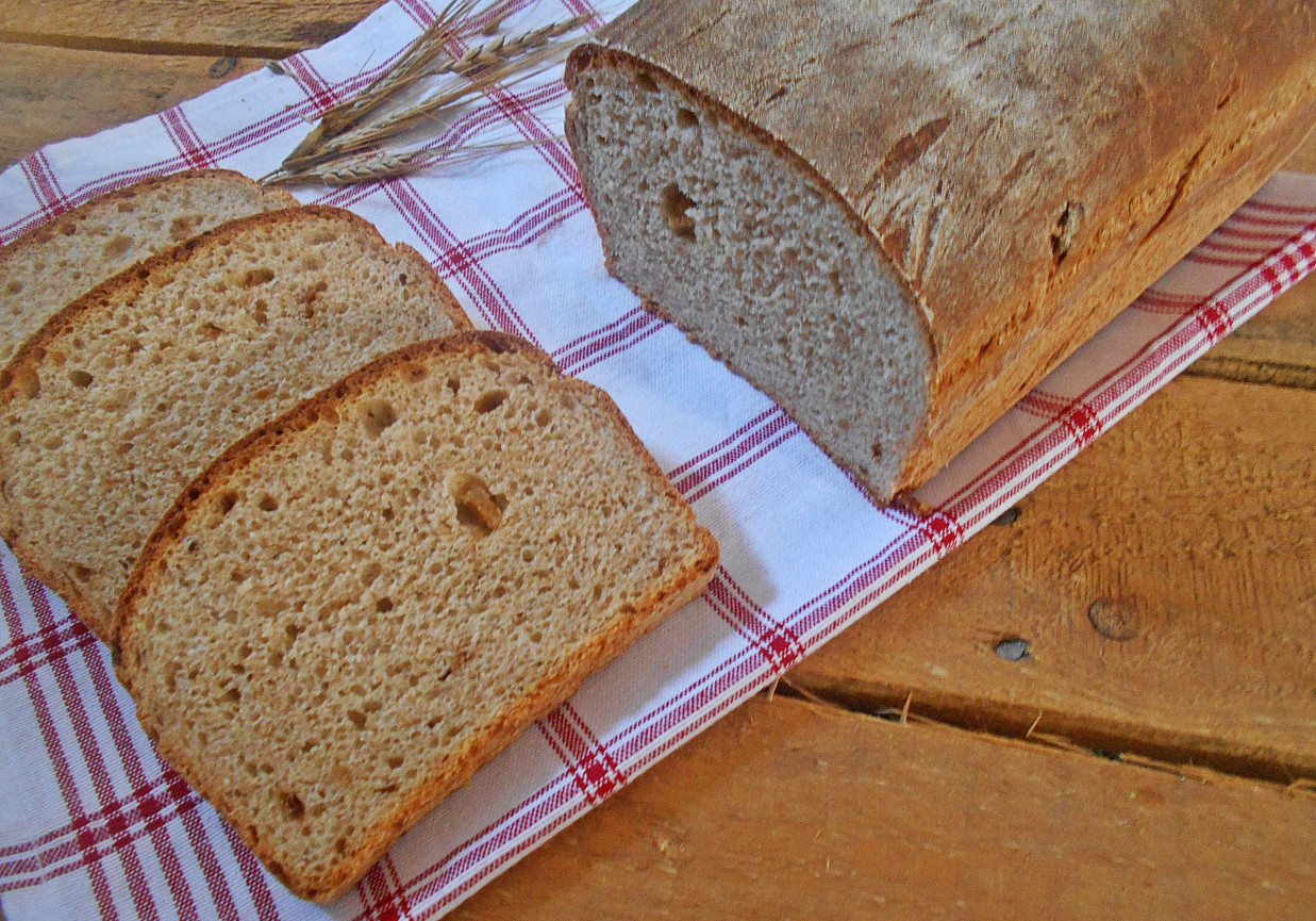 Chleb pszenno-orkiszowy z cebulą foto
