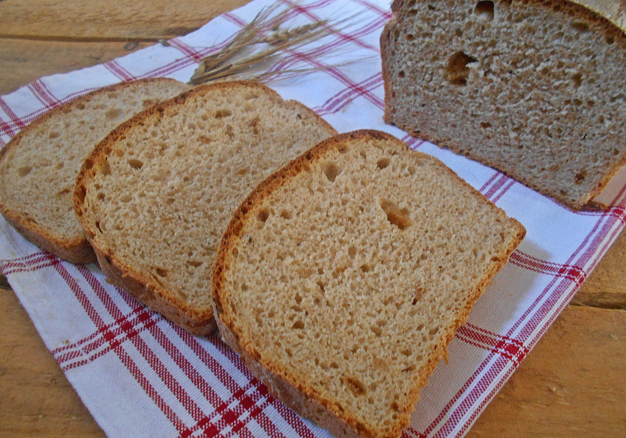 Chleb pszenno-orkiszowy z cebulą foto