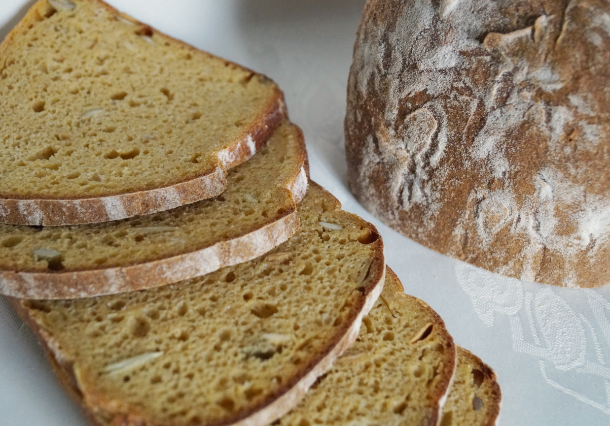 Chleb pszenno-orkiszowy z dynią foto