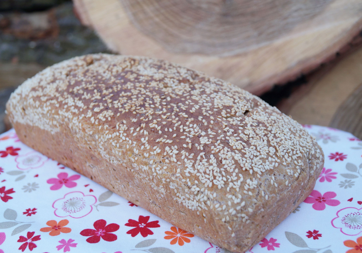 Chleb pszenno-orkiszowy z jaglanką foto